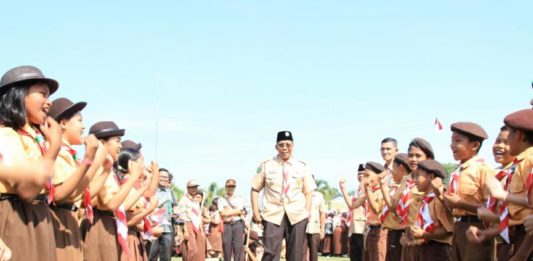 Pramuka Tak Boleh Terkesan Kuno HUT PRAMUKA ke-57. Bupati Jarot Winarno bersama para peserta apel pada peringatan HUT ke 57 Pramuka besutan Kwartir Cabang Gerakan Pramuka Sintang, di lapangan sepakbola Kodim 1205 Sintang, Selasa (14/8). Benidiktus Krismono-RK