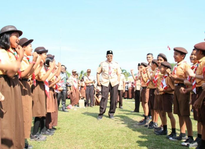 HUT PRAMUKA ke-57. Bupati Jarot Winarno bersama para peserta apel pada peringatan HUT ke 57 Pramuka besutan Kwartir Cabang Gerakan Pramuka Sintang, di lapangan sepakbola Kodim 1205 Sintang, Selasa (14/8). Benidiktus Krismono-RK