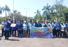 Guru PAUD Beri Surat dan Bunga Harapan SAMPAIKAN HARAPAN. Sejumlah guru PAUD berbaris di Halaman Kantor DPRD Landak untuk menyampaikan aspirasi, Kamis (30/8)—Antonius/RK