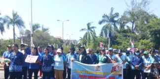 Guru PAUD Beri Surat dan Bunga Harapan SAMPAIKAN HARAPAN. Sejumlah guru PAUD berbaris di Halaman Kantor DPRD Landak untuk menyampaikan aspirasi, Kamis (30/8)—Antonius/RK