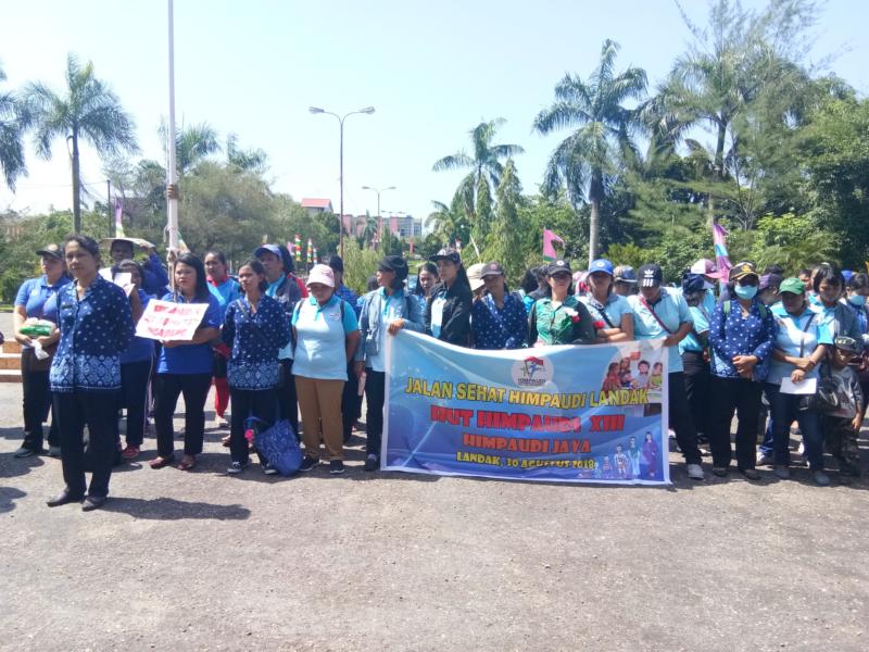 SAMPAIKAN HARAPAN. Sejumlah guru PAUD berbaris di Halaman Kantor DPRD Landak untuk menyampaikan aspirasi, Kamis (30/8)—Antonius/RK