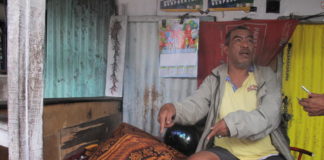 Dua Kali Kios Ismail Dijadikan Tempat Menghembuskan Nafas Terakhir JENAZAH. Seorang warga duduk di samping jenazah Kaspin, lansia yang meninggal di kios milik Ismail, di Jalan Tanjungpura, Pontianak Selatan, Rabu (1/8)--Maulidi Murni.