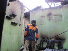 Ditinggal ke Prancis, Rumah Dosen Hangus PUING. Petugas pemadam kebakaran tengah memastikan tidak ada lagi api di rumah Gang Serumpun II, Jalan Tabrani Ahmad, Kecamatan Pontianak Barat, Rabu (8/8) sore--Maulidi Murni