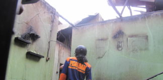 Ditinggal ke Prancis, Rumah Dosen Hangus PUING. Petugas pemadam kebakaran tengah memastikan tidak ada lagi api di rumah Gang Serumpun II, Jalan Tabrani Ahmad, Kecamatan Pontianak Barat, Rabu (8/8) sore--Maulidi Murni