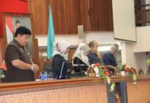 Penyampaian Jawaban Gubernur Atas Pemandangan Umum Fraksi-fraksi DPRD Provinsi Kalbar Paripurna. DPRD Provinsi Kalbar melaksanakan paripurna tentang penyampaian jawaban Gubernur atas pemandangan umum fraksi-fraksi DPRD. Terhadap nota penjelasan Gubernur Kalbar tentang Perubahan APBD Kalbar Tahun Anggaran 2018 di Balairung Sari, Gedung Parlemen Kalbar, Selasa (14/8). Zainudin/RK.