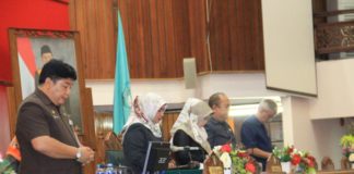 Penyampaian Jawaban Gubernur Atas Pemandangan Umum Fraksi-fraksi DPRD Provinsi Kalbar Paripurna. DPRD Provinsi Kalbar melaksanakan paripurna tentang penyampaian jawaban Gubernur atas pemandangan umum fraksi-fraksi DPRD. Terhadap nota penjelasan Gubernur Kalbar tentang Perubahan APBD Kalbar Tahun Anggaran 2018 di Balairung Sari, Gedung Parlemen Kalbar, Selasa (14/8). Zainudin/RK.