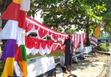 Banting Setir Jadi Pedagang Bendera dan Pernak-pernik 17 Agustus