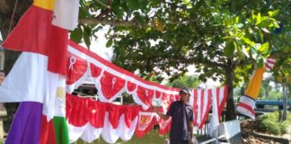 Banting Setir Jadi Pedagang Bendera dan Pernak-pernik 17 Agustus