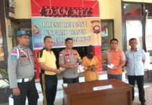 Gerebek Warung Kopi, Polisi Ciduk Penjual Togel BARANG BUKTI. Kapolres Kapuas Hulu AKBP R Siswo Handoyo menunjukan barang bukti kasus perjudian yang melibatkan tersangka Joniadi dalam press release di Mapolres, Jumat (3/8)-- Andreas/RK