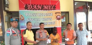 Gerebek Warung Kopi, Polisi Ciduk Penjual Togel BARANG BUKTI. Kapolres Kapuas Hulu AKBP R Siswo Handoyo menunjukan barang bukti kasus perjudian yang melibatkan tersangka Joniadi dalam press release di Mapolres, Jumat (3/8)-- Andreas/RK