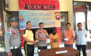 Gerebek Warung Kopi, Polisi Ciduk Penjual Togel BARANG BUKTI. Kapolres Kapuas Hulu AKBP R Siswo Handoyo menunjukan barang bukti kasus perjudian yang melibatkan tersangka Joniadi dalam press release di Mapolres, Jumat (3/8)-- Andreas/RK