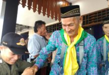 Lebih Berumur dari Mahathir Mohamad TERTUA. Dibimbing petugas untuk memasuki bus menuju Kota Pontianak, Bujang Abas Daud, warga Desa Galing, Kecamatan Galing, berusia 94 tahun menjadi jemaah calon haji (JCH) tertua se-Kalbar, Selasa (31/7). Sairi-RK