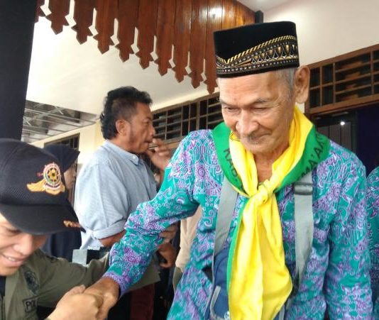 Lebih Berumur dari Mahathir Mohamad TERTUA. Dibimbing petugas untuk memasuki bus menuju Kota Pontianak, Bujang Abas Daud, warga Desa Galing, Kecamatan Galing, berusia 94 tahun menjadi jemaah calon haji (JCH) tertua se-Kalbar, Selasa (31/7). Sairi-RK