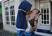 Penderitaan Bayi Terkena Virus Rubella MENDERITA RUBELLA. Bayi Adilla Nafisah yang menderita Rubella digendong ibunya, Sri Utami. Sutrisno-Radar Banjarmasin