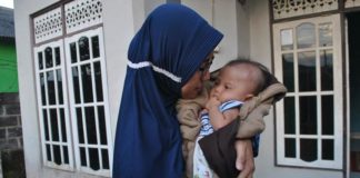 Penderitaan Bayi Terkena Virus Rubella MENDERITA RUBELLA. Bayi Adilla Nafisah yang menderita Rubella digendong ibunya, Sri Utami. Sutrisno-Radar Banjarmasin