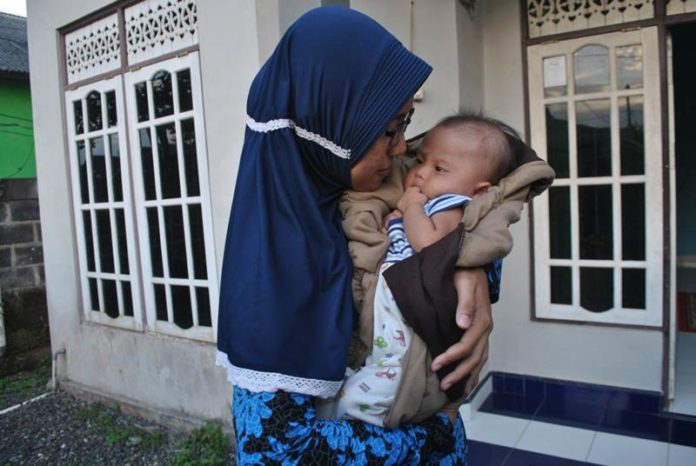 MENDERITA RUBELLA. Bayi Adilla Nafisah yang menderita Rubella digendong ibunya, Sri Utami. Sutrisno-Radar Banjarmasin