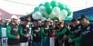 Tingkatkan Kesehatan Masyarakat di Ekor Borneo JALAN SEHAT. Kepala Dinas Pemuda dan Olahraga Kabupaten Sambas, Agus Supardan memotong tali balon menandai dimulainya KAHMI Forever Jalan Sehat tingkat Nasional di Kabupaten Sambas, Minggu (5/8) di Halaman Kantor Bupati Sambas. Sairi/Rakyat Kalbar