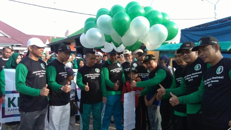 JALAN SEHAT. Kepala Dinas Pemuda dan Olahraga Kabupaten Sambas, Agus Supardan memotong tali balon menandai dimulainya KAHMI Forever Jalan Sehat tingkat Nasional di Kabupaten Sambas, Minggu (5/8) di Halaman Kantor Bupati Sambas. Sairi/Rakyat Kalbar