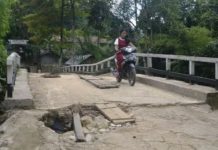 Kondisi Jembatan Sungai Boli Berlubang dan Mengancam Keselamatan Warga Jembatan Berlubang. Warga berkendara melalui jembatan Sungai Boli yang kondisi lantainya sudah berlubang serta mengancam keselamatan warga yang melintas. Warga for Rakyat Kalbar