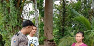 Anak Pasangan Pemulung dan Buruh Cuci Lolos Seleksi Polisi LOLOS SELEKSI. Bhabinkamtibmas Desa Sungai Ringin, Brigadir Anggre Jaya Laksana bertemu dengan Niko dan ibunya di Desa Sungai Ringin, Jumat (3/8). Meski ayah dan ibunya merupakan pemulung dan buruh cuci, Niko berhasil lolos Seleksi Penerimaan Bintara Polri Tahun 2018. Abdu Syukri