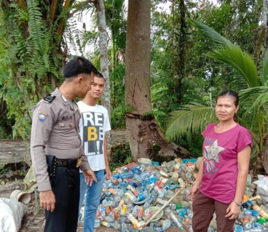 Anak Pasangan Pemulung dan Buruh Cuci Lolos Seleksi Polisi LOLOS SELEKSI. Bhabinkamtibmas Desa Sungai Ringin, Brigadir Anggre Jaya Laksana bertemu dengan Niko dan ibunya di Desa Sungai Ringin, Jumat (3/8). Meski ayah dan ibunya merupakan pemulung dan buruh cuci, Niko berhasil lolos Seleksi Penerimaan Bintara Polri Tahun 2018. Abdu Syukri