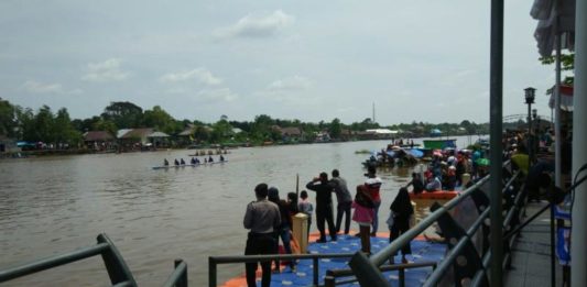 Olahraga Budaya Harumkan Sambas ke Mancanegara LOMBA PERAHU. Memeriahkan HUT Pemindahan Ibukota Kabupaten Sambas ke-19 dan Hari Jadi Kota Sambas ke 387 yang dirangkai dengan peringatan Dirgahayu RI ke-73, Minggu (5/8) digelar Lomba Perahu Bidar di Sirkuit Muare Ulakkan Sungai Sambas, Kecamatan Sambas. Sairi-