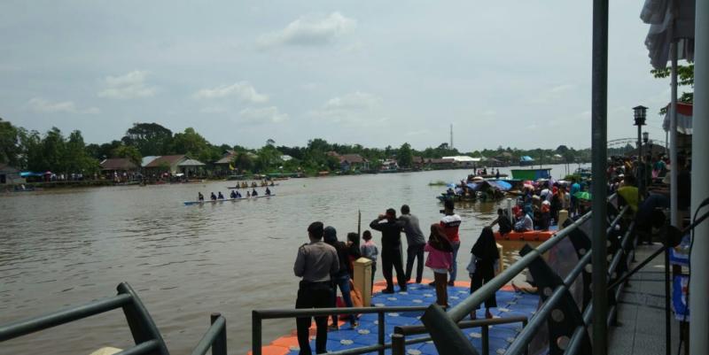 LOMBA PERAHU. Memeriahkan HUT Pemindahan Ibukota Kabupaten Sambas ke-19 dan Hari Jadi Kota Sambas ke 387 yang dirangkai dengan peringatan Dirgahayu RI ke-73, Minggu (5/8) digelar Lomba Perahu Bidar di Sirkuit Muare Ulakkan Sungai Sambas, Kecamatan Sambas. Sairi-