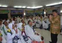 Kurangi Belanja dan Bawa Barang Berlebihan MELEPAS KE TANAH SUCI. Dodi Riyadmadji memberi arahan kepada jemaah Calhaj asal Kalbar di Embarkasi Batam, Kamis (2/8). Humas Pemprov for RK