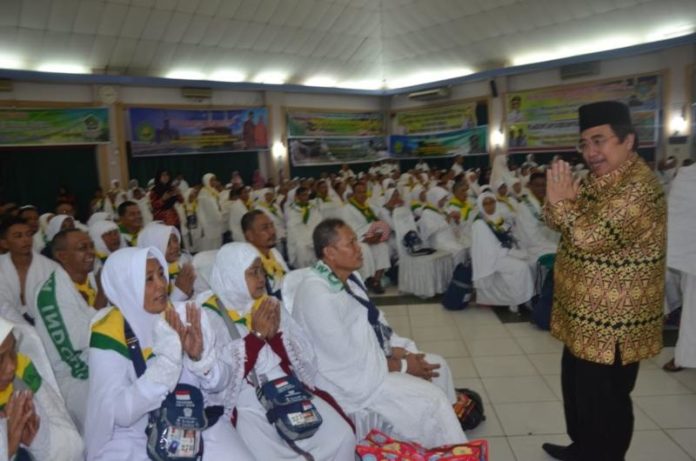 MELEPAS KE TANAH SUCI. Dodi Riyadmadji memberi arahan kepada jemaah Calhaj asal Kalbar di Embarkasi Batam, Kamis (2/8). Humas Pemprov for RK