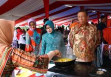 Kuliner Pontianak Luar Biasa, tapi Minim Promosi MENINJAU. Sutarmidji melihat peserta yang mengikuti Lomba Memasak Ikan Nusantara 2018 di Taman Alun Kapuas, Kamis (9/8). Maulidi Murni-RK