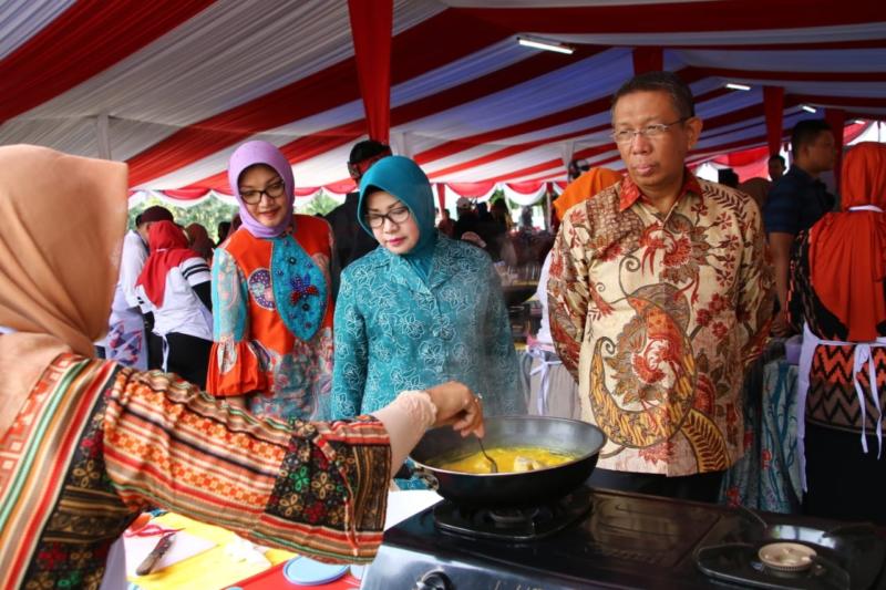 MENINJAU. Sutarmidji melihat peserta yang mengikuti Lomba Memasak Ikan Nusantara 2018 di Taman Alun Kapuas, Kamis (9/8). Maulidi Murni-RK
