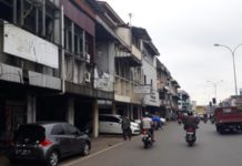 Tak Cat Ruko, Siap-siap Ditindak Tegas MESTI DIPERINDAH. Ruko di sepanjang Jalan Tanjungpura dimana kondisi catnya sudah memudar, kemarin. Gusnadi-RK