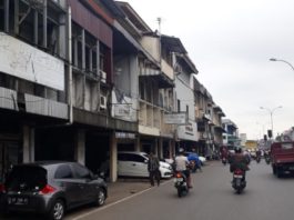 MESTI DIPERINDAH. Ruko di sepanjang Jalan Tanjungpura dimana kondisi catnya sudah memudar, kemarin. Gusnadi-RK