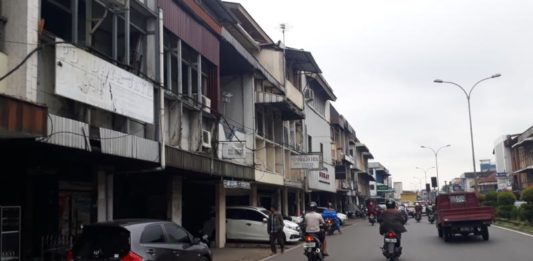 Tak Cat Ruko, Siap-siap Ditindak Tegas MESTI DIPERINDAH. Ruko di sepanjang Jalan Tanjungpura dimana kondisi catnya sudah memudar, kemarin. Gusnadi-RK