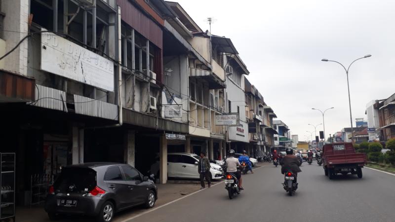 MESTI DIPERINDAH. Ruko di sepanjang Jalan Tanjungpura dimana kondisi catnya sudah memudar, kemarin. Gusnadi-RK