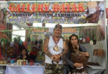 Hadirkan Obat Tradisional hingga Barang Purbakala PAMERAN. Erna dan Abah Niko mengisi stan Kalteng di Pameran Pesparawi ke XII di Rumah Radakng Pontianak, Kamis (2/8). Nova Sari-RK