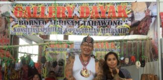 Hadirkan Obat Tradisional hingga Barang Purbakala PAMERAN. Erna dan Abah Niko mengisi stan Kalteng di Pameran Pesparawi ke XII di Rumah Radakng Pontianak, Kamis (2/8). Nova Sari-RK