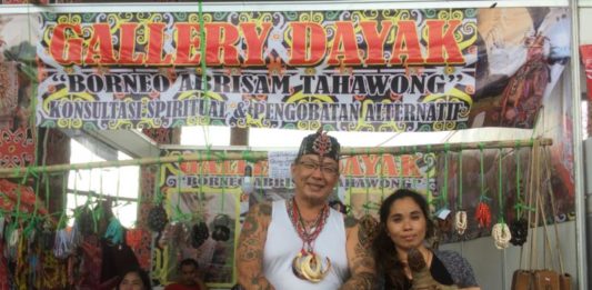 Hadirkan Obat Tradisional hingga Barang Purbakala PAMERAN. Erna dan Abah Niko mengisi stan Kalteng di Pameran Pesparawi ke XII di Rumah Radakng Pontianak, Kamis (2/8). Nova Sari-RK