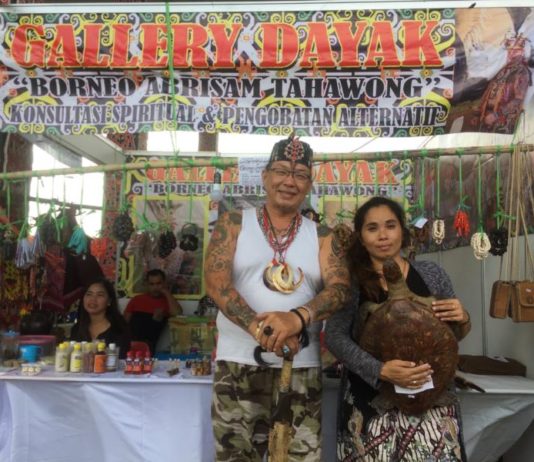 Hadirkan Obat Tradisional hingga Barang Purbakala PAMERAN. Erna dan Abah Niko mengisi stan Kalteng di Pameran Pesparawi ke XII di Rumah Radakng Pontianak, Kamis (2/8). Nova Sari-RK