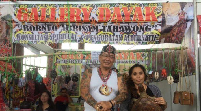 Hadirkan Obat Tradisional hingga Barang Purbakala PAMERAN. Erna dan Abah Niko mengisi stan Kalteng di Pameran Pesparawi ke XII di Rumah Radakng Pontianak, Kamis (2/8). Nova Sari-RK