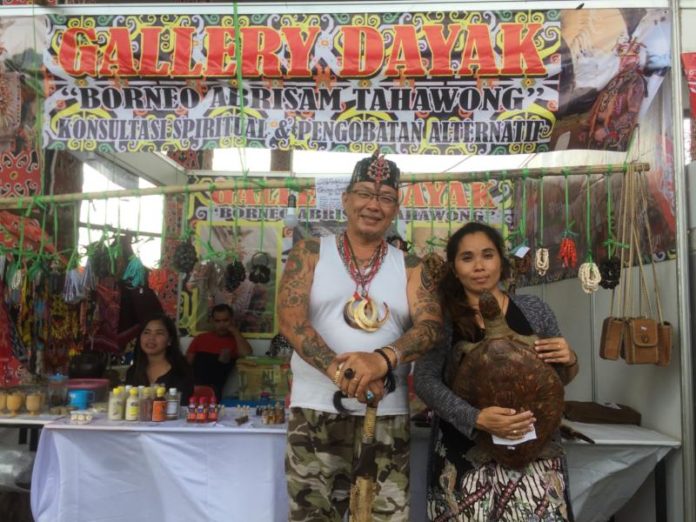 PAMERAN. Erna dan Abah Niko mengisi stan Kalteng di Pameran Pesparawi ke XII di Rumah Radakng Pontianak, Kamis (2/8). Nova Sari-RK