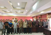 Pelatihan Manajemen Ritel Bagi Pedagang Kecil PELATIHAN. Sutarmidji dan Ivan Hermawan berfoto bersama pedagang kecil usai pelatihan manajemen ritel di Aula Sultan Syarif Abdurrahman Kantor Wali Kota Pontianak, Kamis (16/8). Ivan Hermawan for RK.