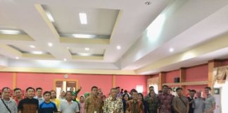 Pelatihan Manajemen Ritel Bagi Pedagang Kecil PELATIHAN. Sutarmidji dan Ivan Hermawan berfoto bersama pedagang kecil usai pelatihan manajemen ritel di Aula Sultan Syarif Abdurrahman Kantor Wali Kota Pontianak, Kamis (16/8). Ivan Hermawan for RK.
