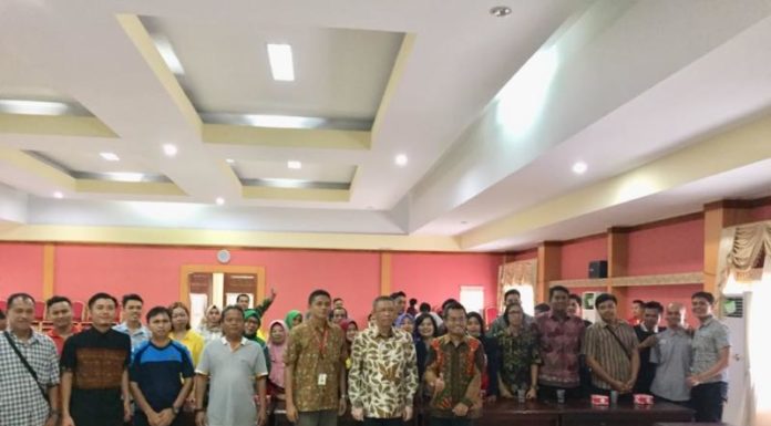 Pelatihan Manajemen Ritel Bagi Pedagang Kecil PELATIHAN. Sutarmidji dan Ivan Hermawan berfoto bersama pedagang kecil usai pelatihan manajemen ritel di Aula Sultan Syarif Abdurrahman Kantor Wali Kota Pontianak, Kamis (16/8). Ivan Hermawan for RK.