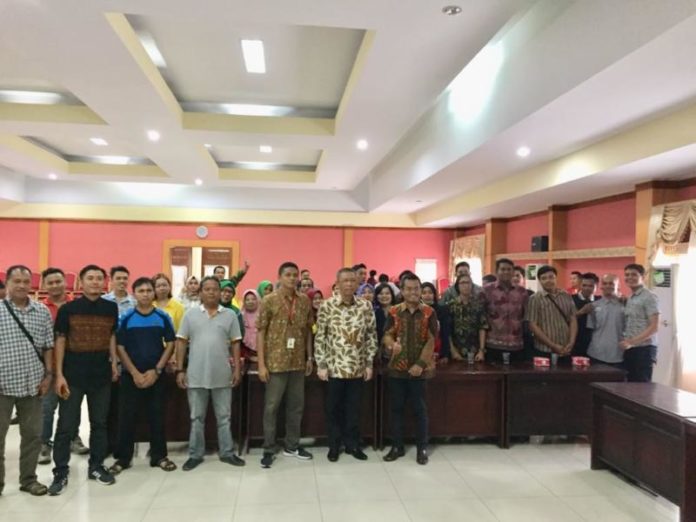 PELATIHAN. Sutarmidji dan Ivan Hermawan berfoto bersama pedagang kecil usai pelatihan manajemen ritel di Aula Sultan Syarif Abdurrahman Kantor Wali Kota Pontianak, Kamis (16/8). Ivan Hermawan for RK.