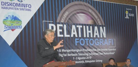 Fotografi Sangat Penting dalam Berbagai Bidang PELATIHAN FOTOGRAFI. Bupati Sintang Jarot Winarno membuka kegiatan Pelatihan Fotografi yang diselenggarakan Diskominfo di Aula Kantor Diskominfo, Rabu (1/8). Benidiktus Krismono-RK