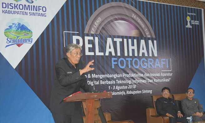 PELATIHAN FOTOGRAFI. Bupati Sintang Jarot Winarno membuka kegiatan Pelatihan Fotografi yang diselenggarakan Diskominfo di Aula Kantor Diskominfo, Rabu (1/8). Benidiktus Krismono-RK