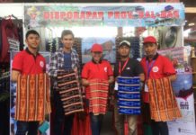 Pesparawi Ajang Promosi Wisata Kalbar PENGGIAT WISATA. Jewita dan Genpi Kalbar mengisi stan Pameran Pesparawi di Rumah Radakng, Pontianak, kemarin. Nova Sari-RK