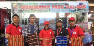 Pesparawi Ajang Promosi Wisata Kalbar PENGGIAT WISATA. Jewita dan Genpi Kalbar mengisi stan Pameran Pesparawi di Rumah Radakng, Pontianak, kemarin. Nova Sari-RK
