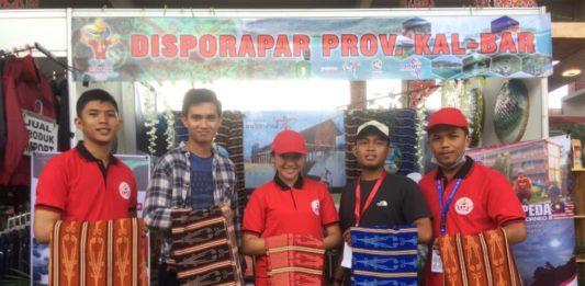 Pesparawi Ajang Promosi Wisata Kalbar PENGGIAT WISATA. Jewita dan Genpi Kalbar mengisi stan Pameran Pesparawi di Rumah Radakng, Pontianak, kemarin. Nova Sari-RK